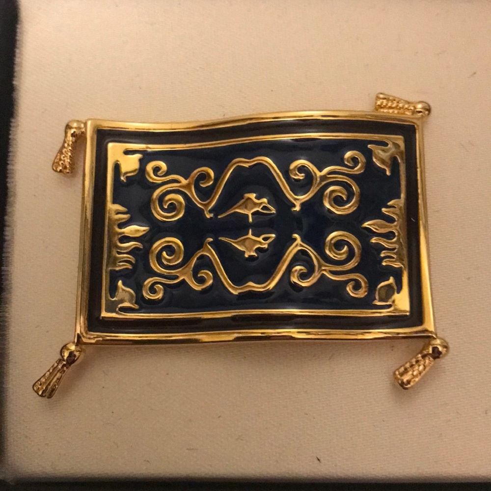 Aladdin’s magic carpet brooch